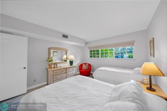 Building Photo - 3611 Oaks Clubhouse Dr