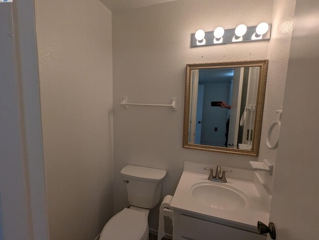 Building Photo - 744 Palomino Dr