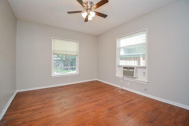 Building Photo - 2718 Wroxton Rd