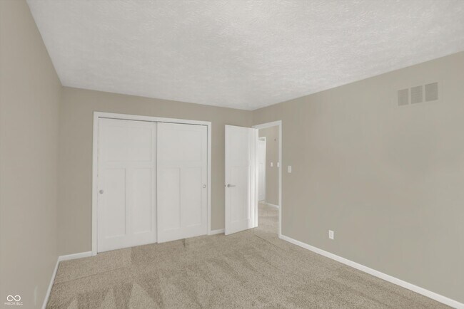 Building Photo - 3037 Golfview Dr