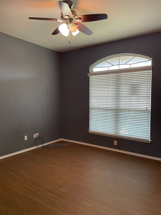 Building Photo - Application Received! 3 bed, 2 bath with B...