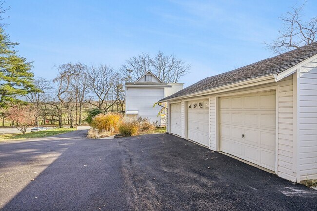 Building Photo - 145 Pleasant Valley Way