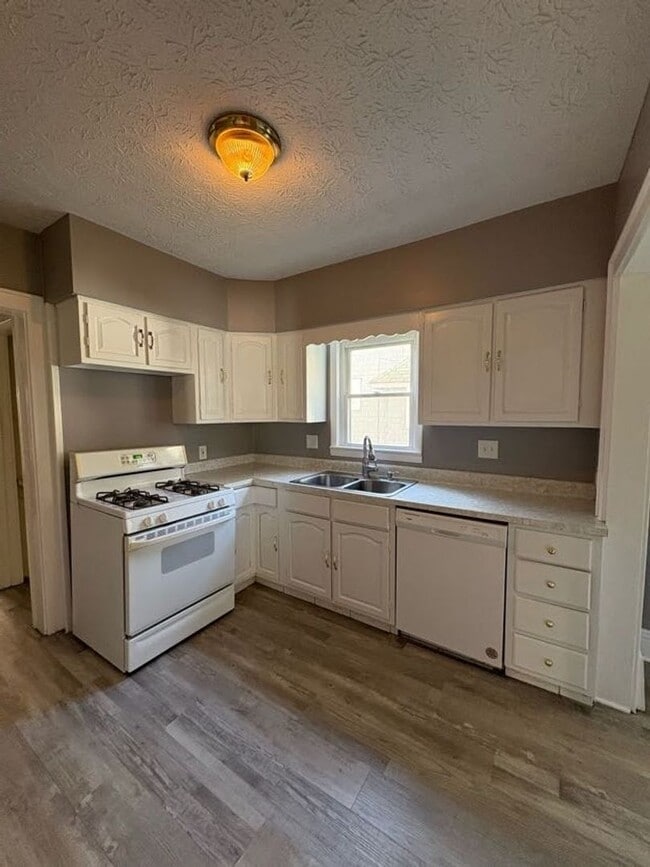 Building Photo - Three bedroom two bathroom home for rent