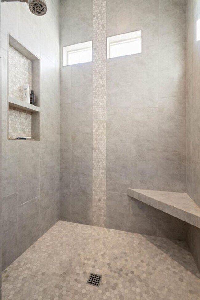 Building Photo - Stunning 3 bedroom home. 6-Month Lease Only!