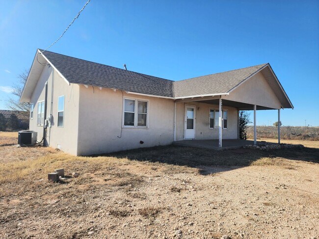 Building Photo - Country Living Home