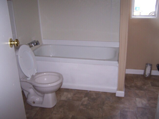 Building Photo - Nice Country living 2 Bedroom 1 Bath