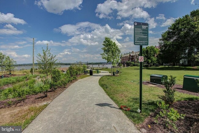 Building Photo - 906 S Washington St