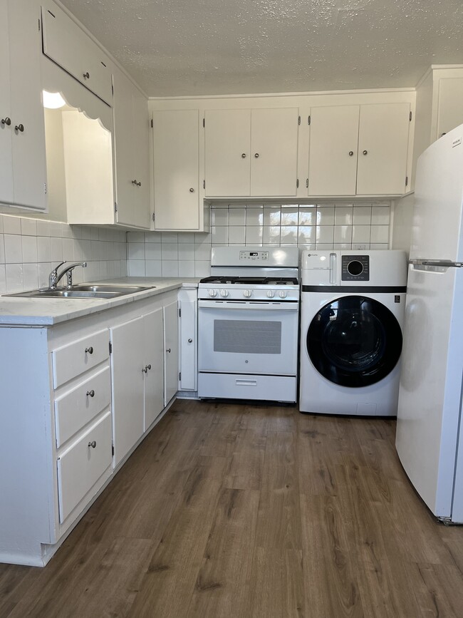 Kitchen with washer/dryer - 5943 Raytown Rd