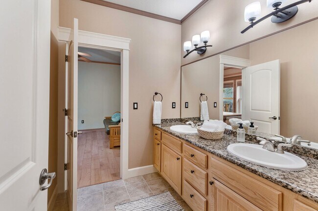 Building Photo - NW Grants Pass, Class, Style and Views!!!