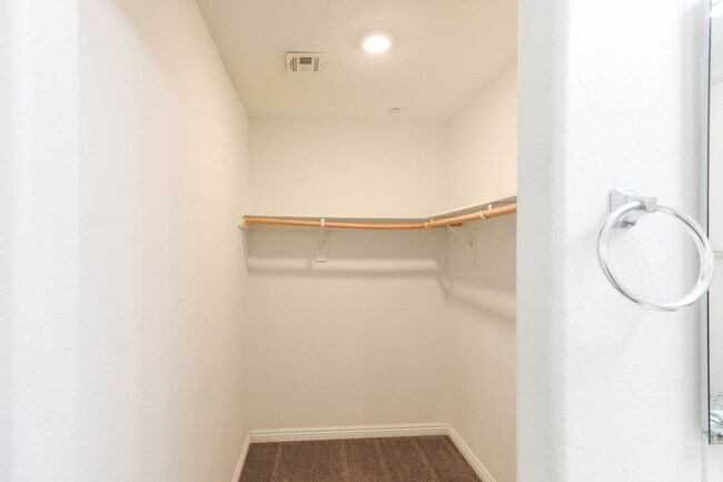 Building Photo - 3 Bed, 2 Bath Townhome Just Outside of Nel...