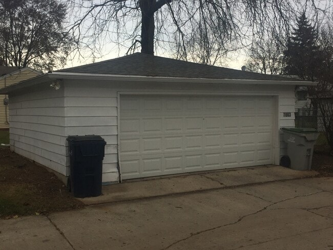 Building Photo - Single Family 3 Bedroom Home