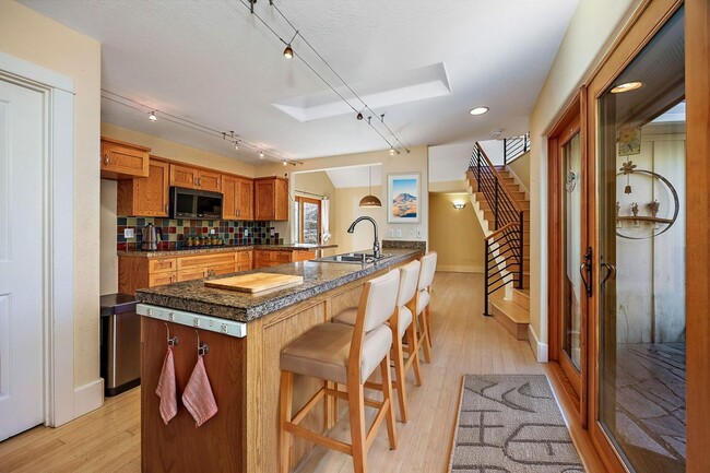 Building Photo - STUNNING 3000 sq ft HOME OFF HILLCREST RD