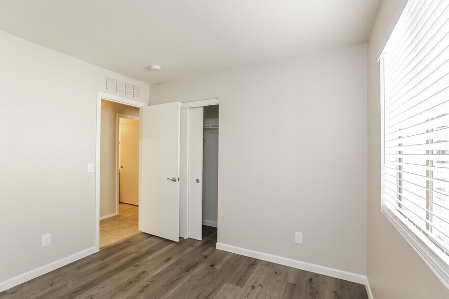 Building Photo - 21861 W Mohave St