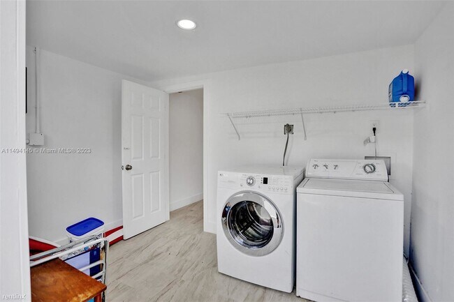 Building Photo - 3 br, 2 bath House - 242 SW 9th St # 1