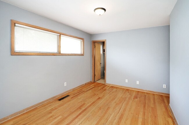 Building Photo - Don't Fuss with the Bus -5 Bed - 3 Bath - ...