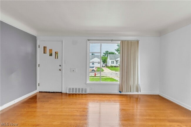 Building Photo - 15901 Edgewood Ave
