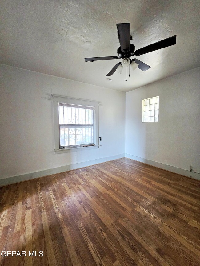 Building Photo - 2526 Yandell Dr