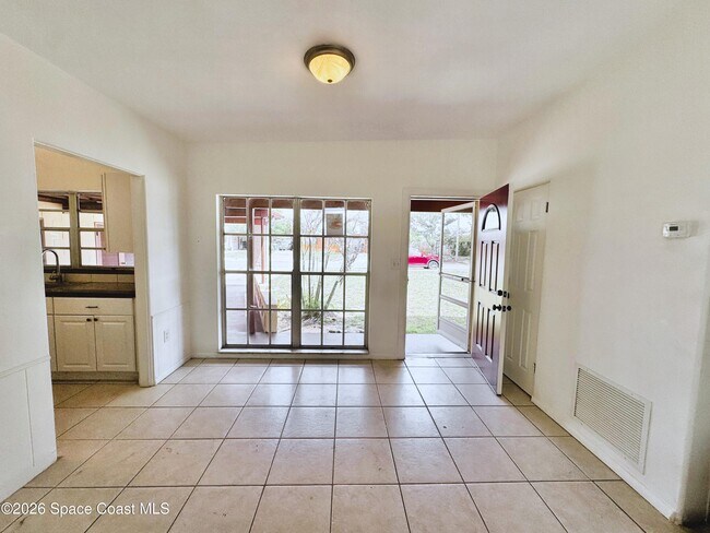 Building Photo - 305 Edinburgh Dr