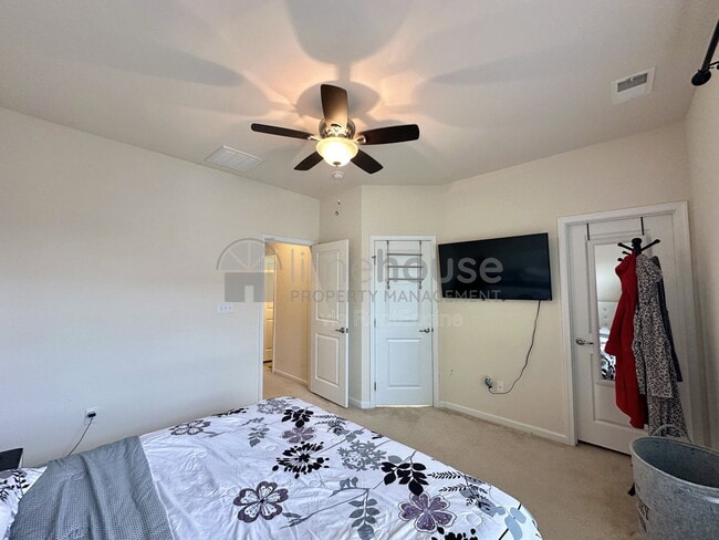 Building Photo - 724 Phalarope St