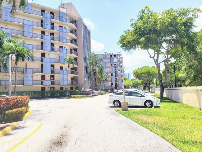Building Photo - 3101 N Country Club Dr