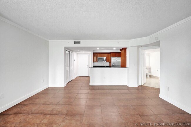 Building Photo - 401 SW 4th Ave