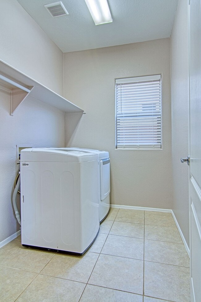 Building Photo - 938 E Indian Wells Pl