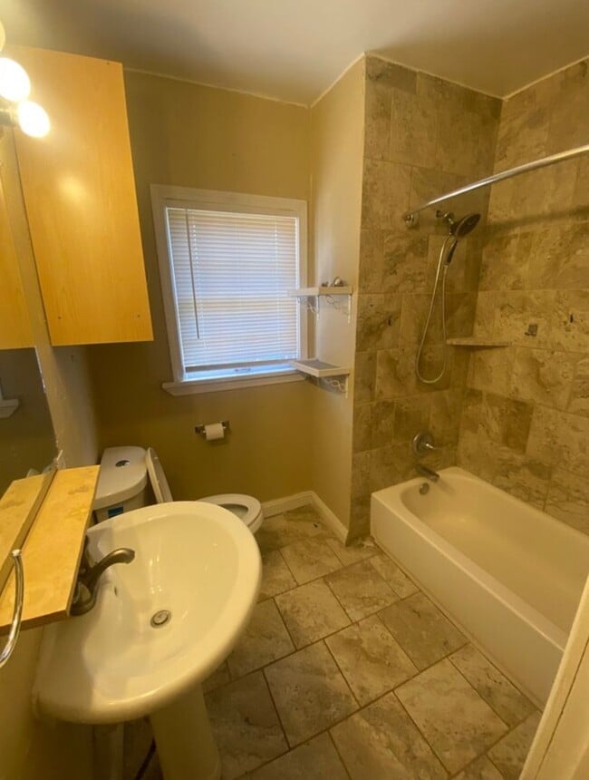 Building Photo - Spacious 2 Bedroom home