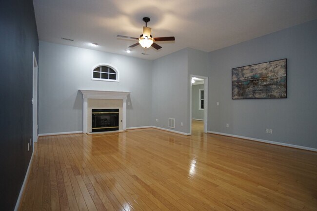 Building Photo - 3 Bed/2 Bath.  Master on Main.  Close to V...