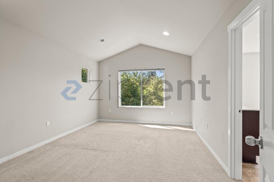 Building Photo - Unit