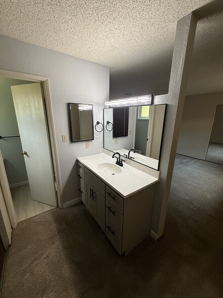Building Photo - 8944 Canberra Dr