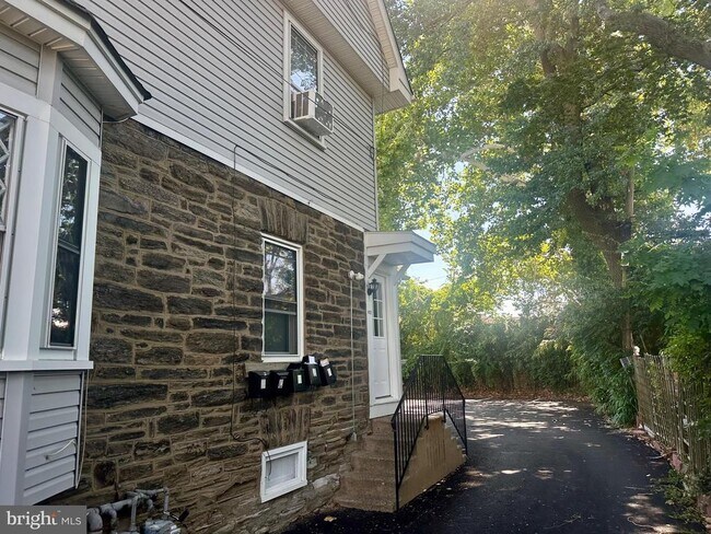 Building Photo - 412 West Ave