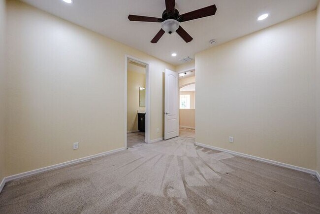 Building Photo - Stunning home located in the heart of Chandler, AZ!