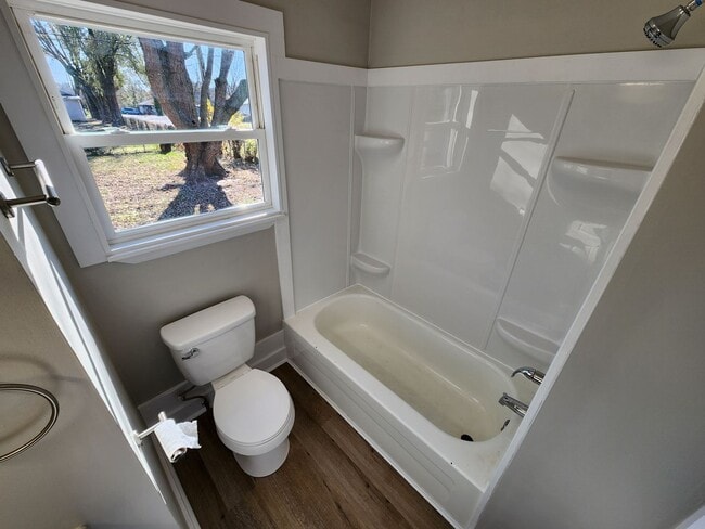 Building Photo - Spacious 3-Bedroom, 1-Bathroom Home AVAILABLE NOW!!