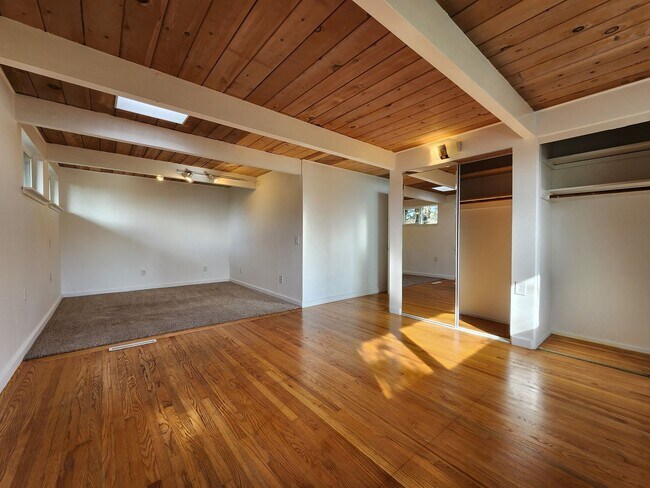 Building Photo - 2015 Cummings Dr