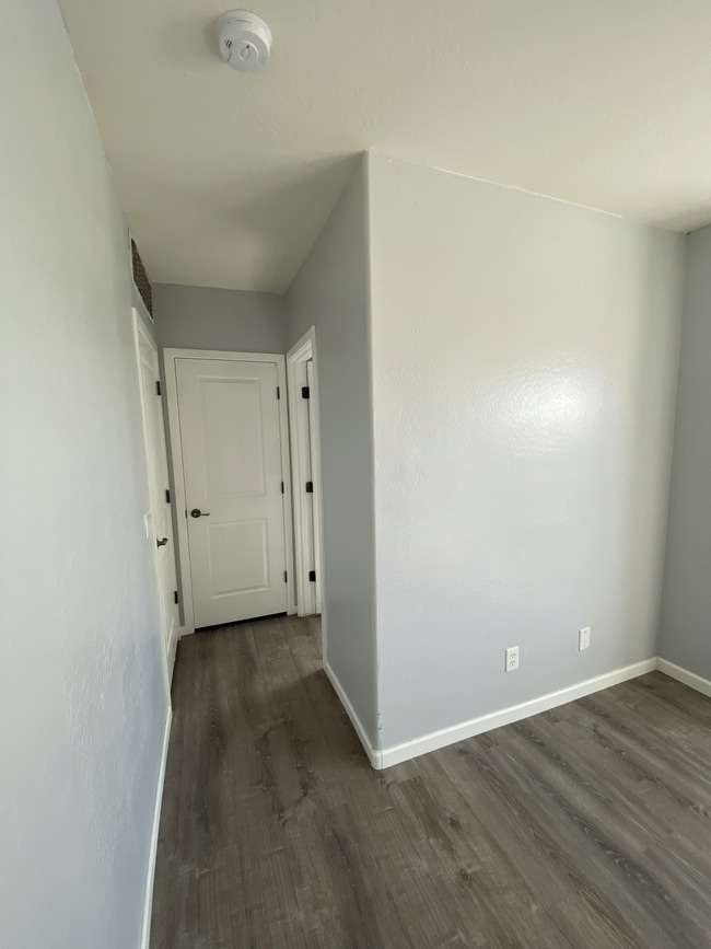 Building Photo - 330 S Farmer Ave