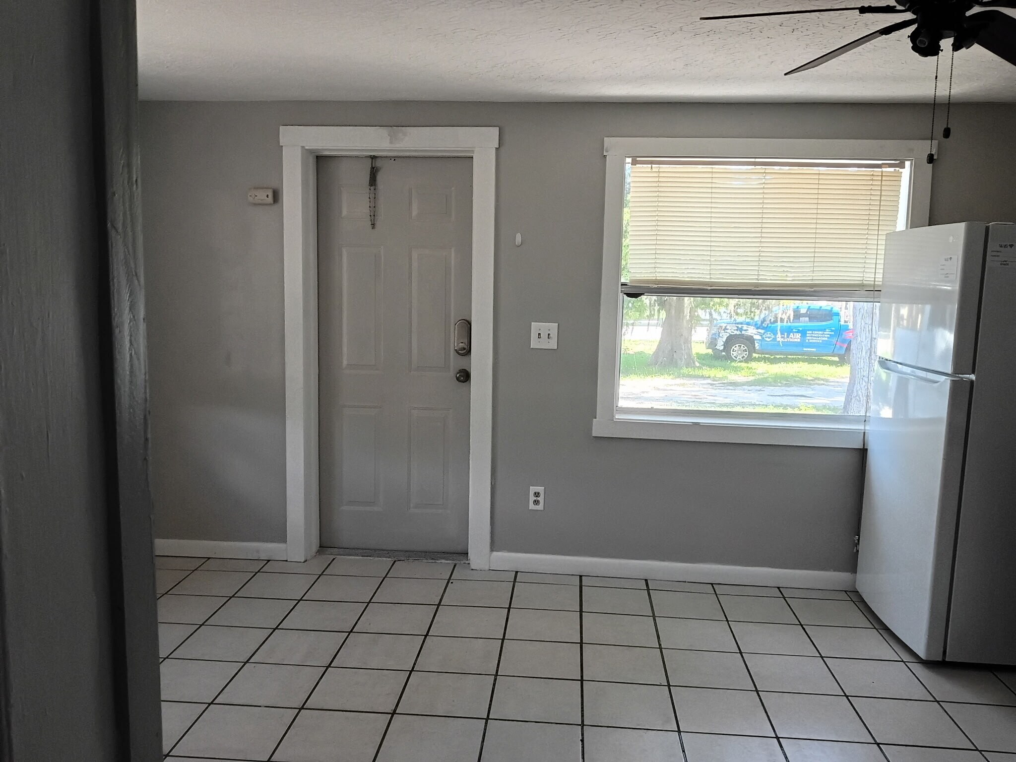Living area - 685 HWY 441 SE