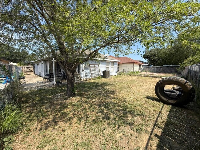 Building Photo - 1503 Eisenhower Dr