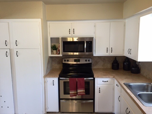 Building Photo - Huge Updated 4 Bedroom/2 Bath/2 Living Room House close to TTU - Available AUGUST