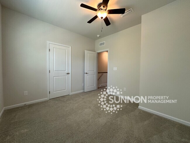 Building Photo - Beautiful 4 Bed 3.5 Bath Townhome minutes ...