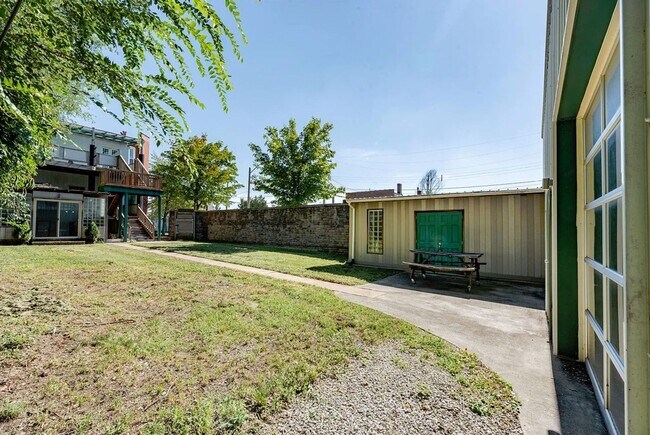 Building Photo - 1337 S Vandeventer Ave