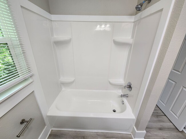 Building Photo - Spacious 3-Bedroom, 1-Bathroom Home AVAILA...