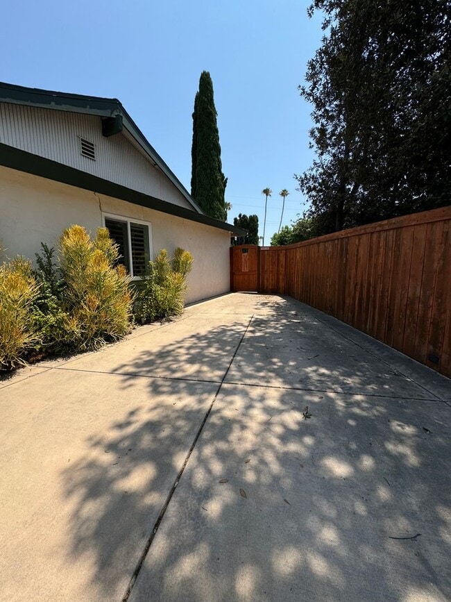 Building Photo - Beautifully Updated 3 Bedroom, 2 bath Rola...