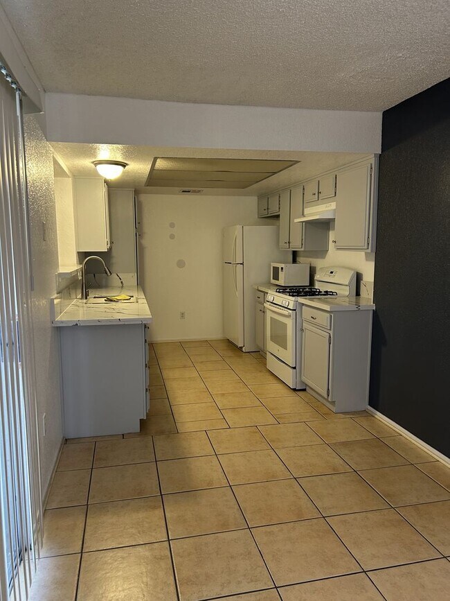 Building Photo - 3 bedroom 3 bath home