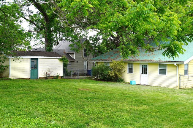 Building Photo - PRE-LEASING! Adorable Bungalow Steps From ...