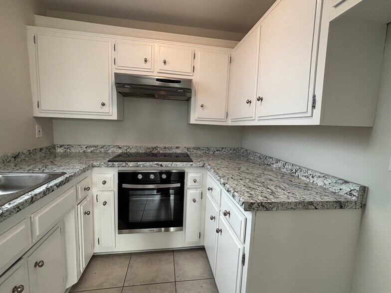 Building Photo - 5504 Fernhill Cir