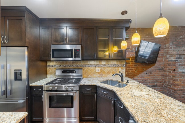 Building Photo - 117 W 82 St