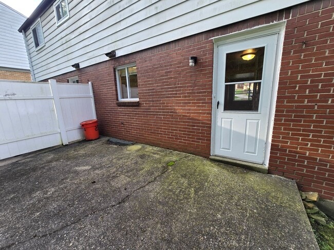 Building Photo - 3 Bedroom Townhouse - Penn Hills School District - Available NOW!