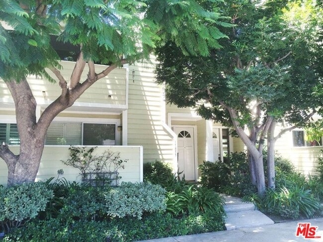 Building Photo - 3 Bedroom 2.5 bath Townhome