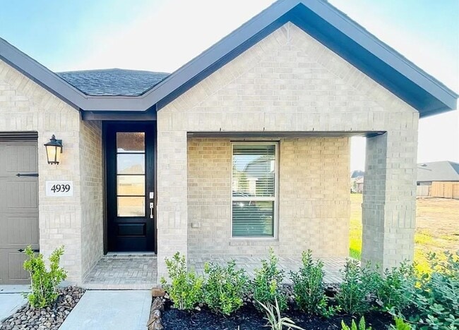 Building Photo - 4939 Sky Blf Dr