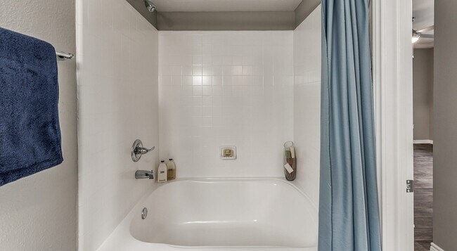 Building Photo - 938 Kingwood Drive Unit 624